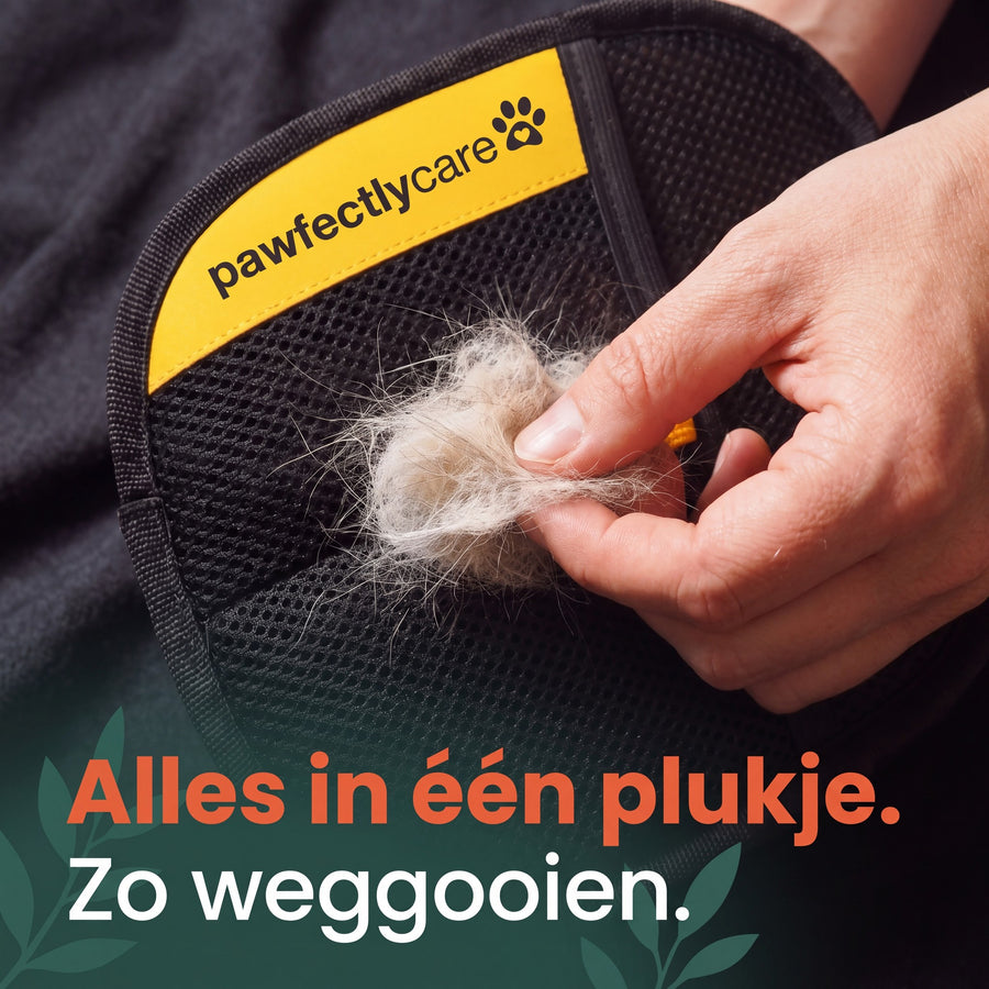 Een hand trekt een plukje haar uit de handschoen