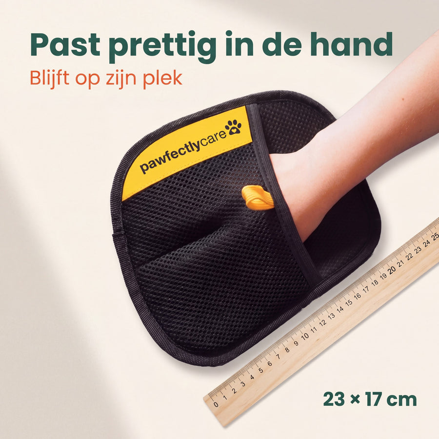 De handschoen aan een hand naast een liniaal: 23 bij 17 centimeter